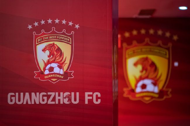 据了解，没有人向主教练明确表达过担忧，而主帅认为他的队员们完全投入其中，并理解曼联想要持续获得成功，就需要做出牺牲。